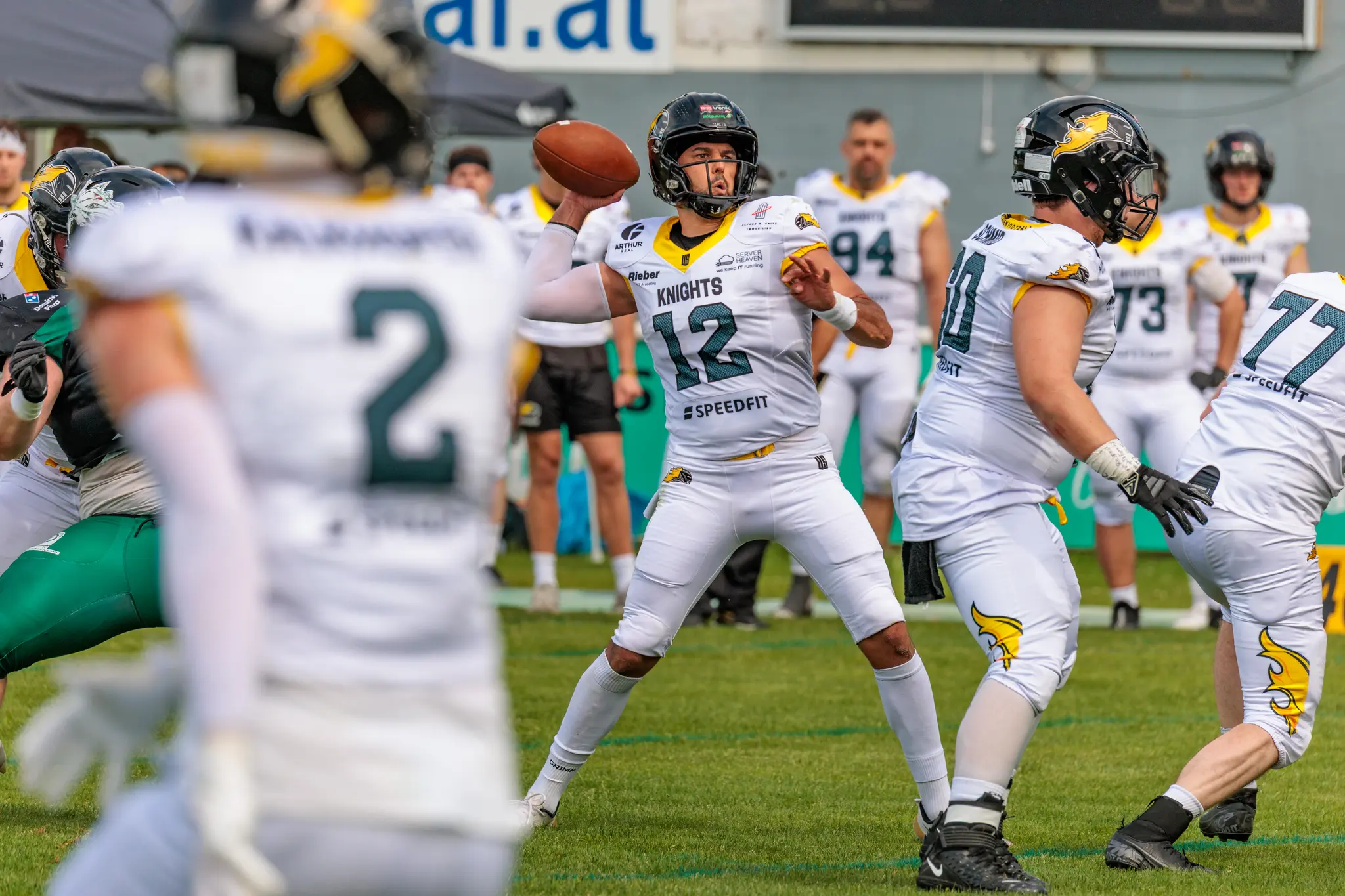 Quarterback der Vienna Knights wirft den Ball während eines AFL-Spiels gegen die Danube Dragons