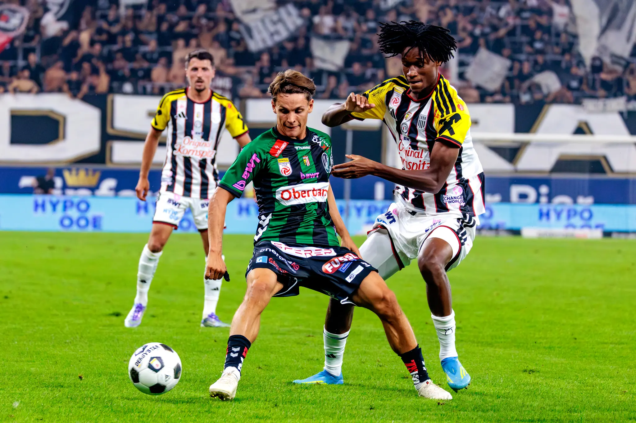 Kane (Nr. 45) im Zweikampf gegen einen SV-Ried-Spieler