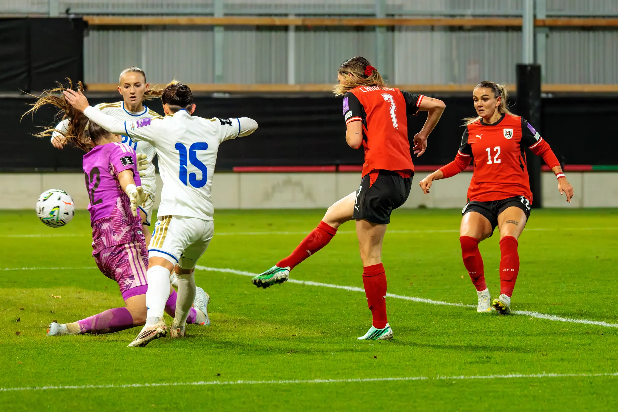 Eileen Campbell (7) schiebt den Ball zum 4:0 ins Tor, Torhüterin Lea Kramoviku (12) ist bereits geschlagen.