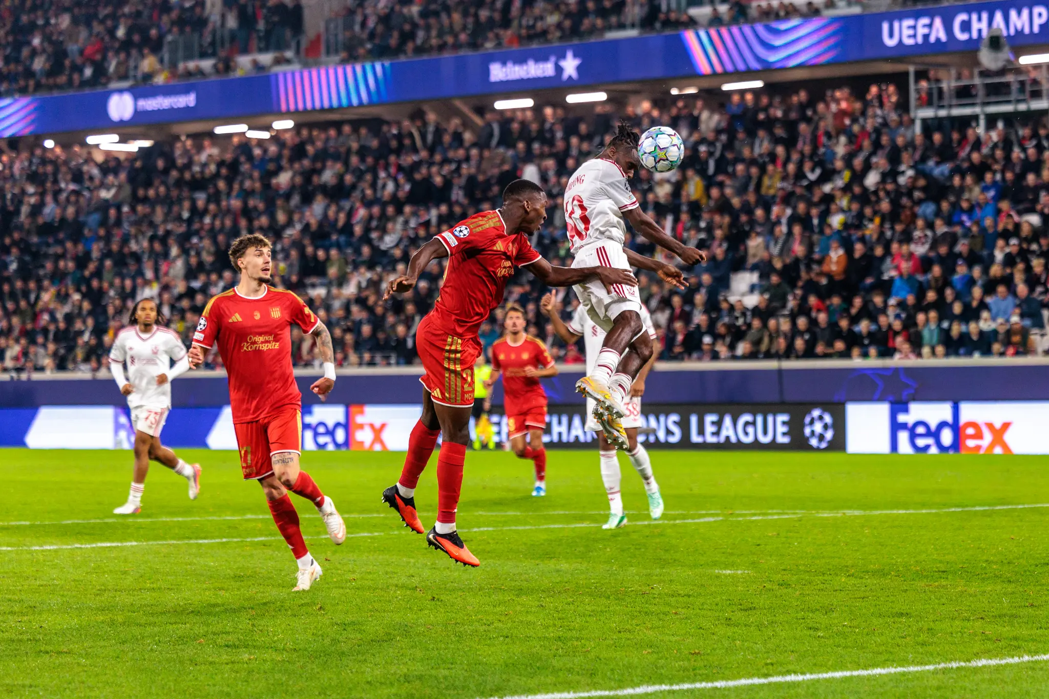 Jeremie Frimpong (30) steigt im Luftduell am höchsten und köpft zum 0:4 ein, im Hintergrund läuft Christoph Lang (27).