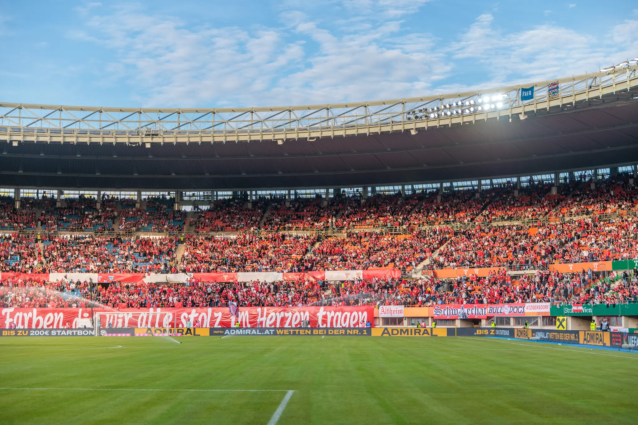 Blick über die dicht besetzten Ränge des Ernst-Happel-Stadions, in dem sich die österreichischen Fans vor dem Anpfiff in Rot-Weiß-Rot präsentieren.