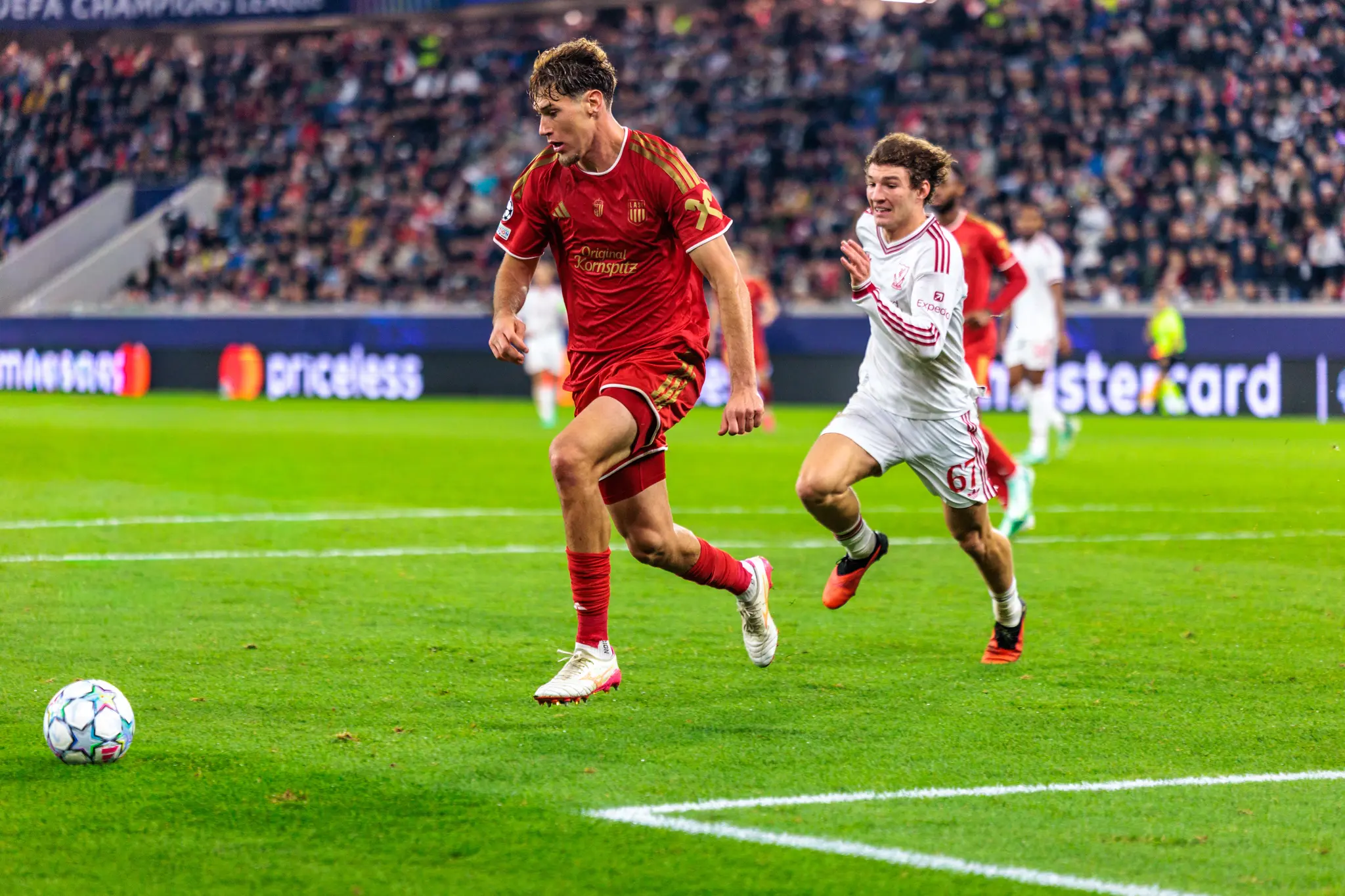 Tornich (43) treibt den Ball für den LASK nach vorne, Liverpools Koumas (67) läuft dicht neben ihm.