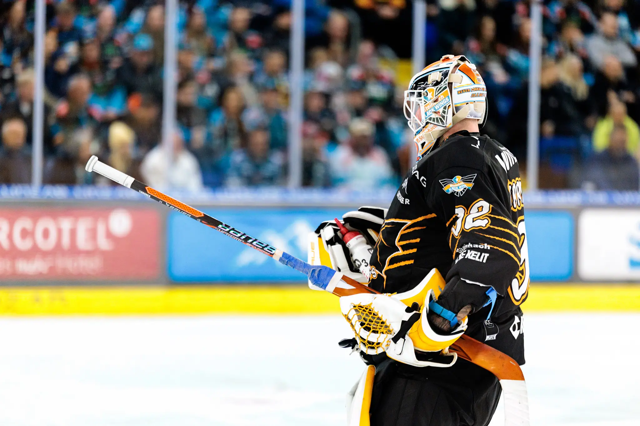 Seitenansicht des Torhüters Rasmus Tirronen von den Steinbach Black Wings in seiner schwarzen Ausrüstung während eines Eishockeyspiels