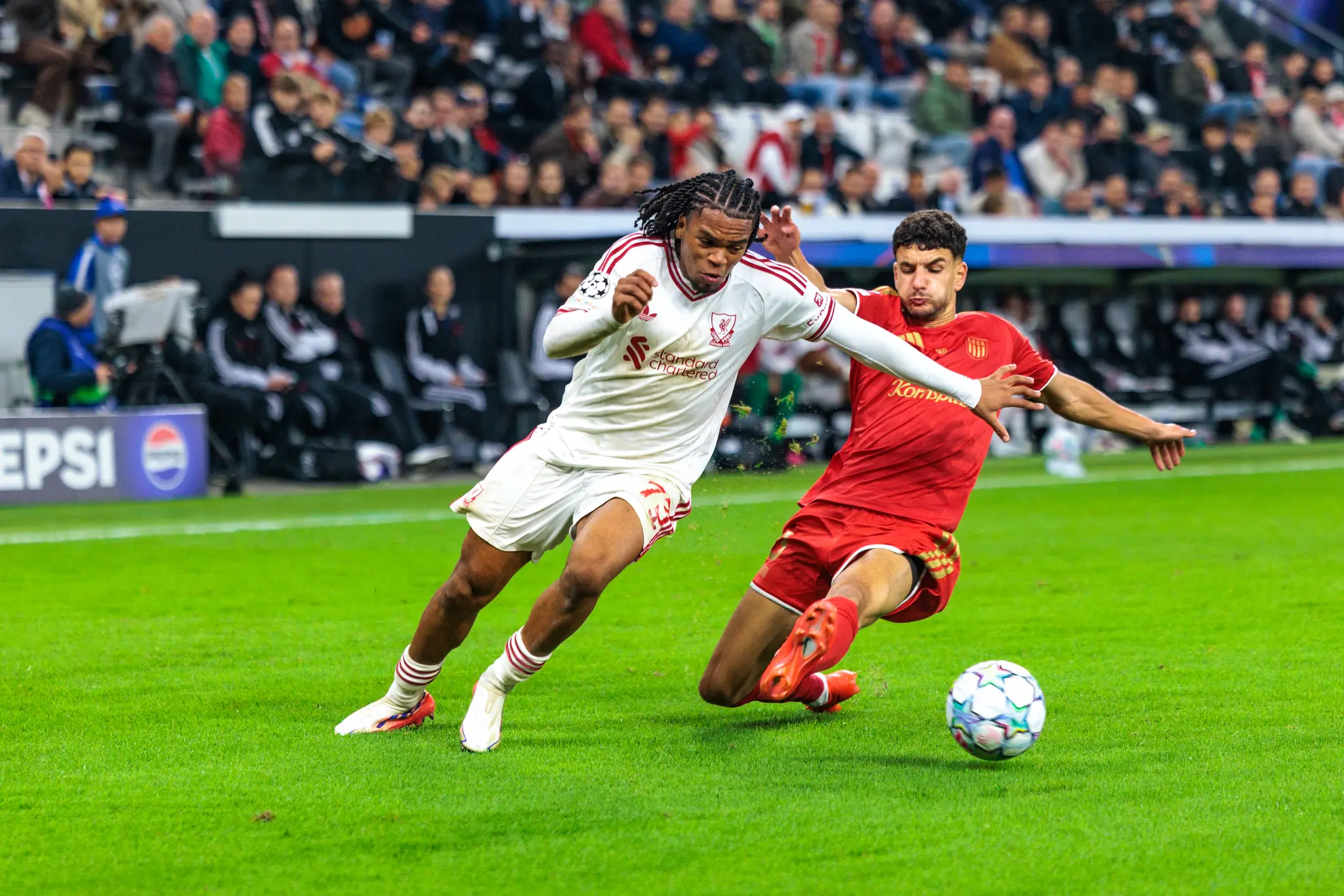 Im Zweikampf mit einem Liverpooler Spieler rutscht Daniel Elfadli (23) über den Rasen, der Ball liegt direkt vor ihm.