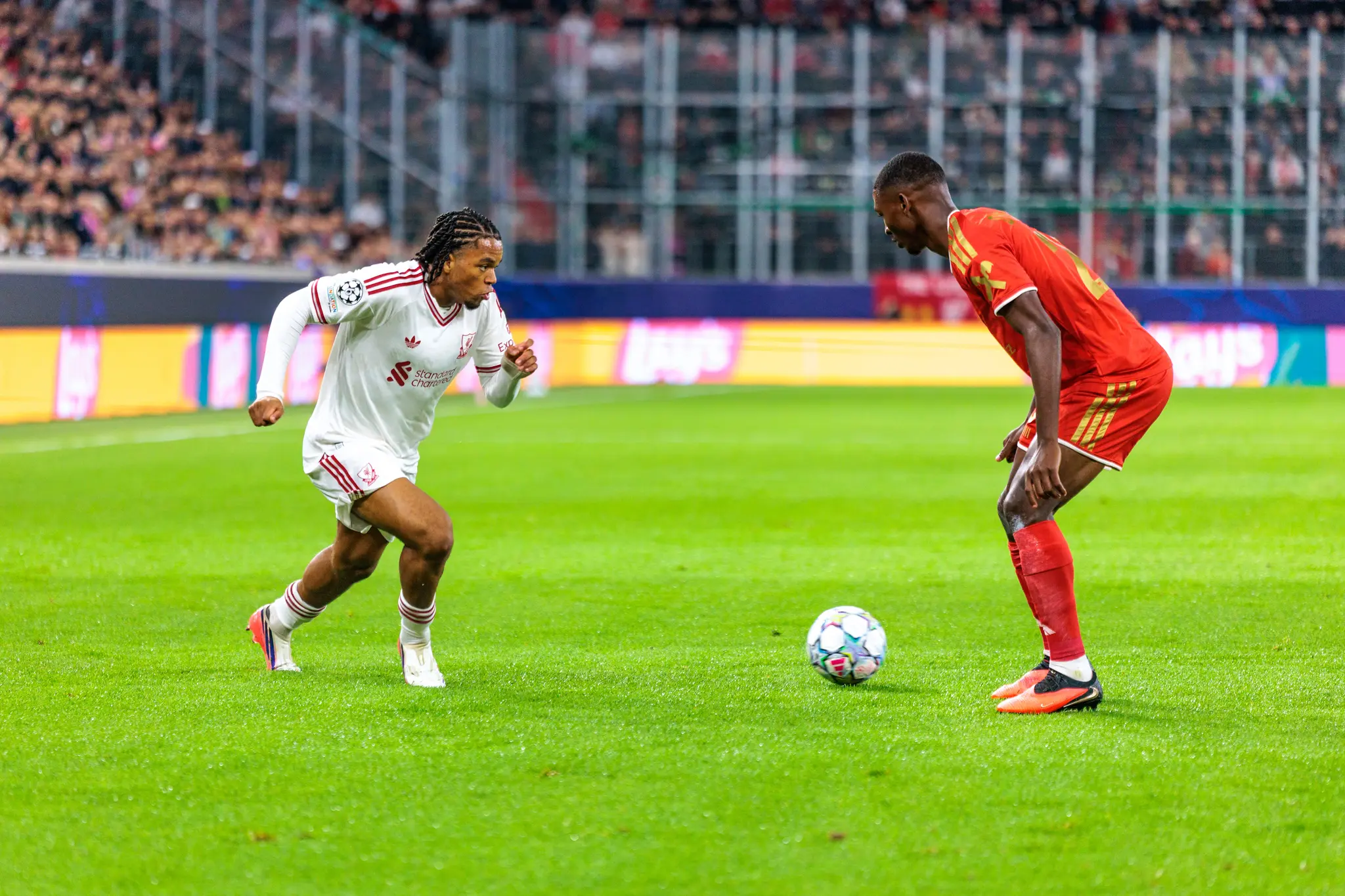 Rio Ngumoha (73) geht mit dem Ball auf LASK-Verteidiger Yvan Dibango (25) los, der sich ihm in den Weg stellt.