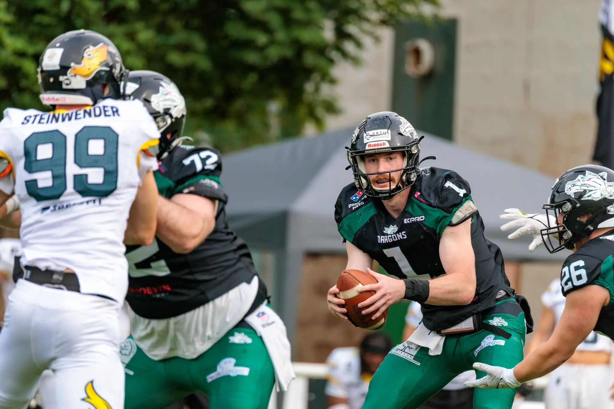 Quarterback der Danube Dragons hält den Football während eines Spiels gegen die Vienna Knights
