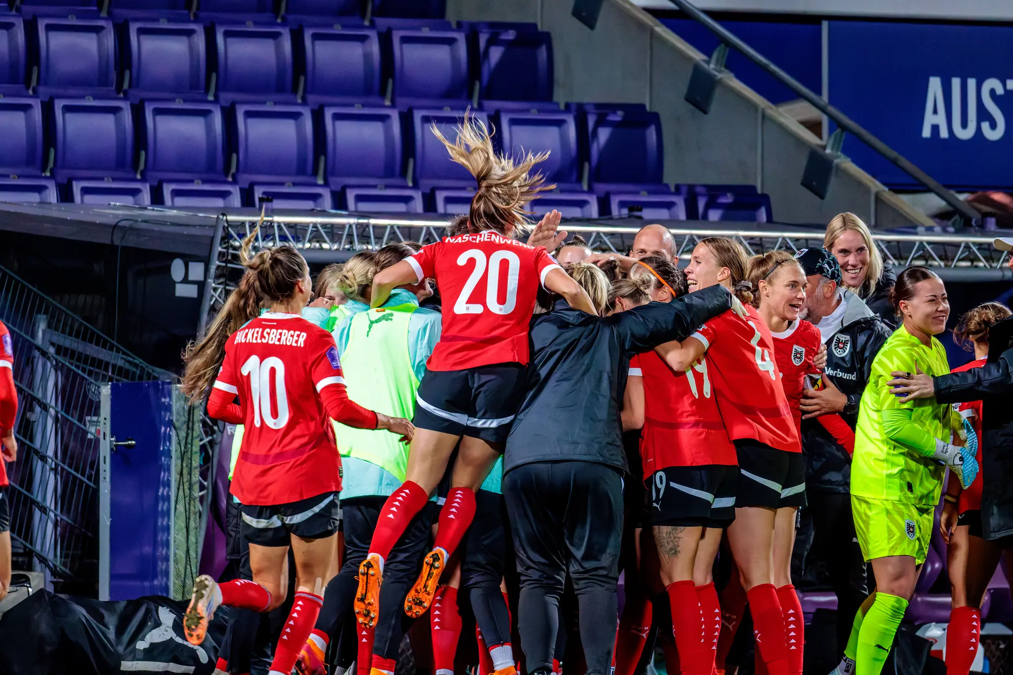 Die Spielerinnen des österreichischen Frauen-Nationalteams bilden eine ausgelassene Jubeltraube und feiern gemeinsam einen wichtigen Sieg
