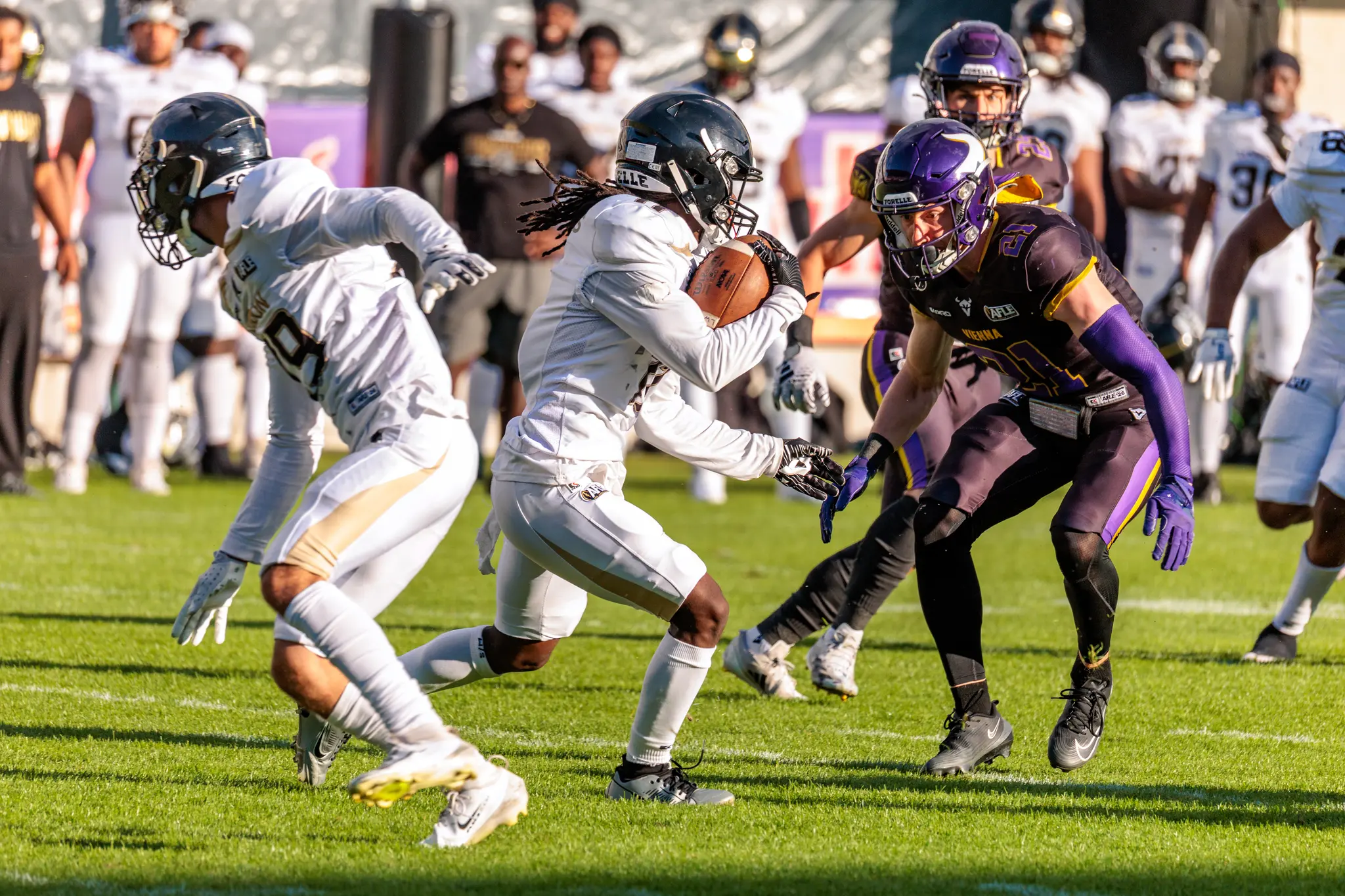 Aufwärm-Spielzug: Ein Receiver der London Warriors fängt den Ball, während ihn ein Verteidiger der Vienna Vikings in der Coverage eng begleitet.