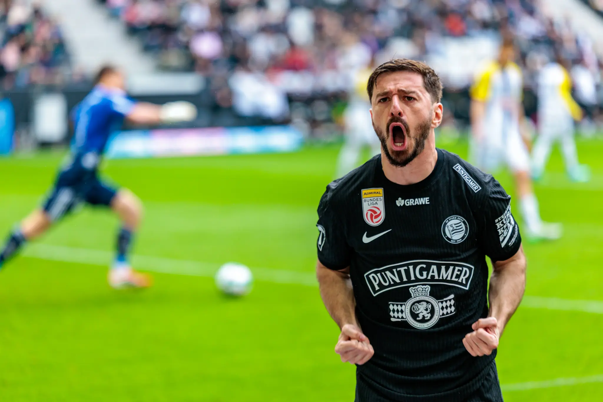 Ein Sturm Graz Spieler jubelt voller Emotionen nach einem Tor während des Spiels gegen den LASK