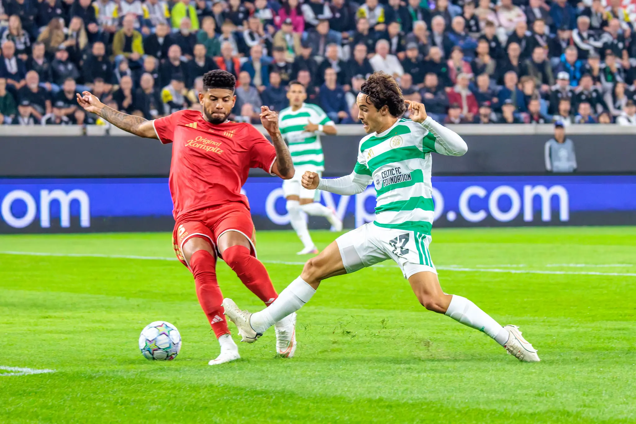 Voll hinein: Celtic-Mittelfeldspieler Baur grätscht gegen LASKs Bogarde, Rasenstücke fliegen - in Linz wird um jeden Zentimeter Champions League gekämpft.