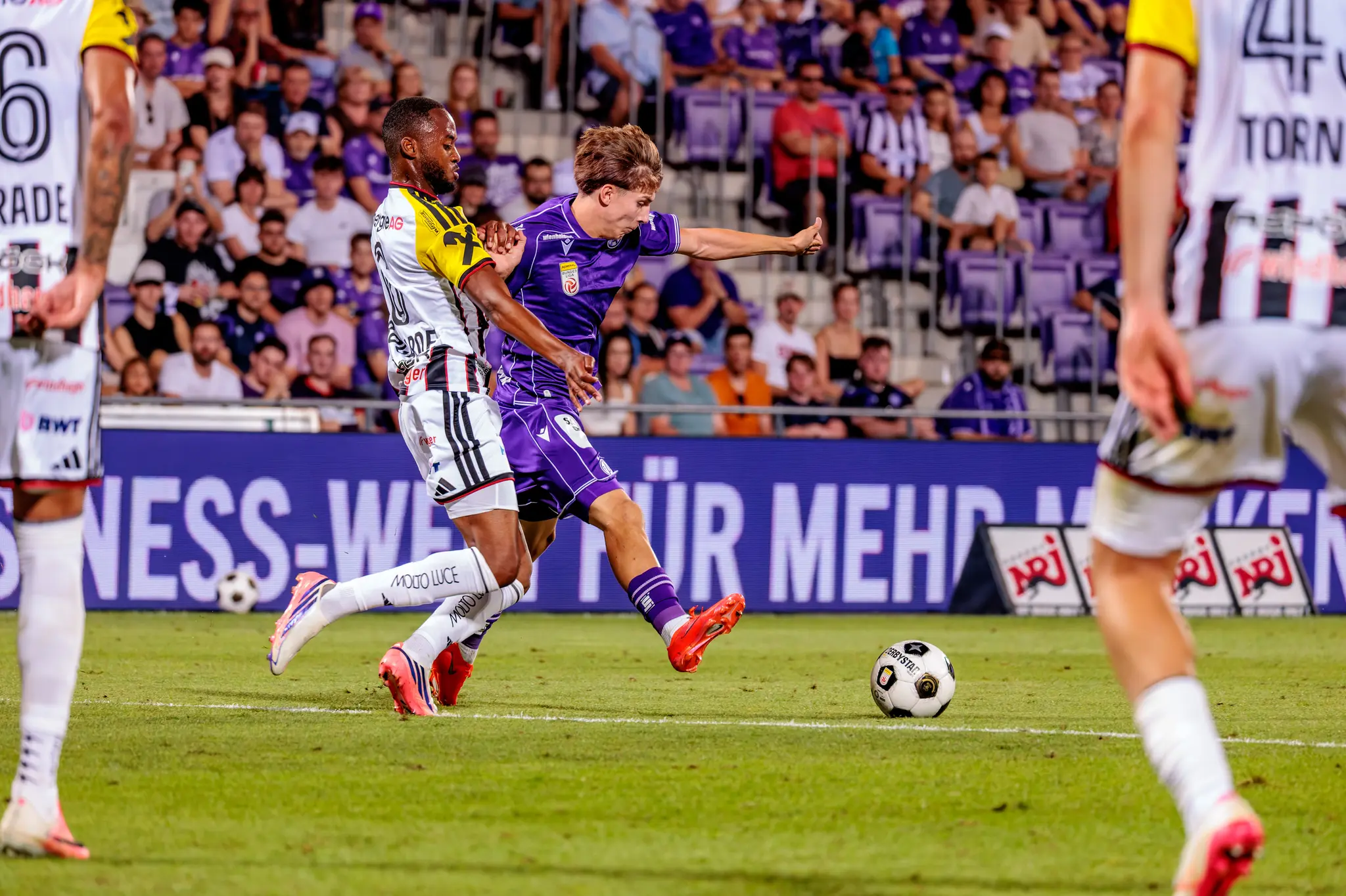 Austria-Spieler dribbelt nach rechts, ein LASK-Verteidiger deckt ihn eng