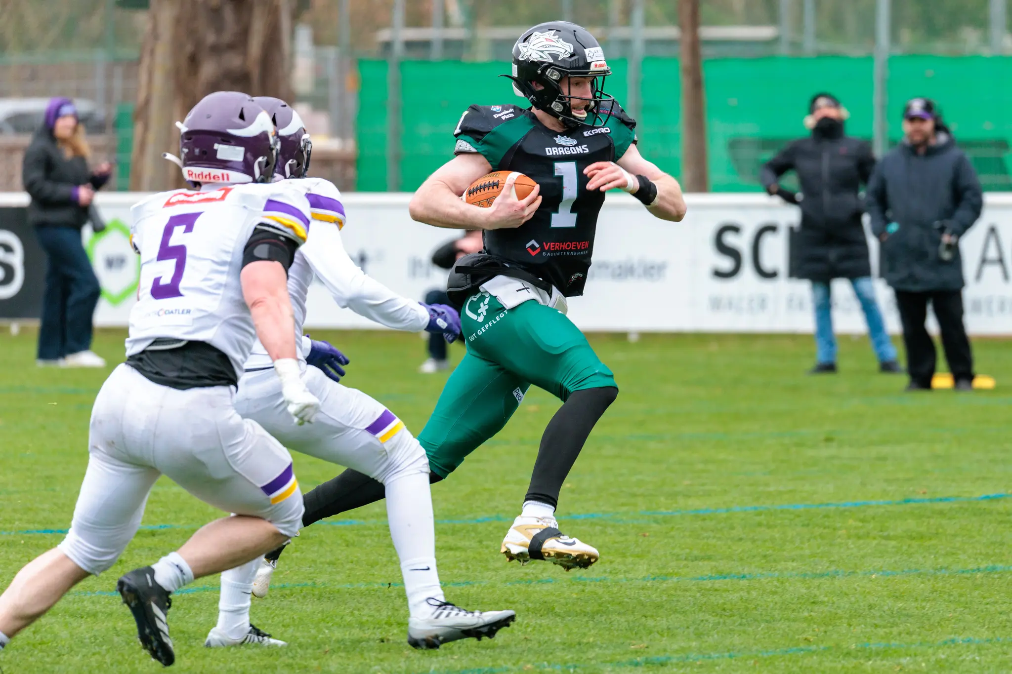 Ein Ballträger der Danube Dragons entkommt im Wiener Derby der AFL mit dem Football den heranstürmenden Verteidigern der Vienna Vikings