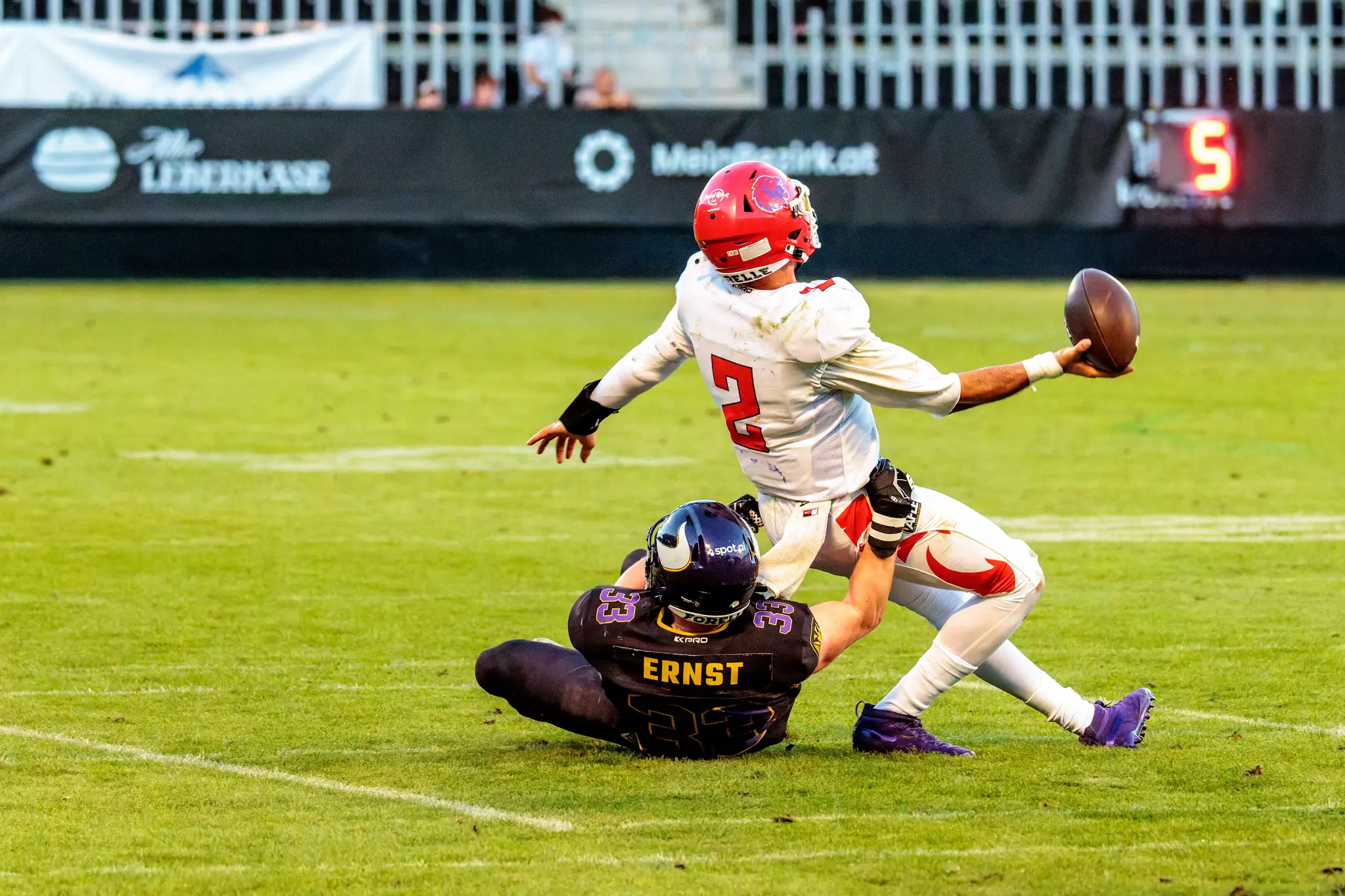 Ringkampf am Boden: Sebastian Ernst (33) zerrt den Red-Lions-Quarterback (Nr. 2) zu Boden.