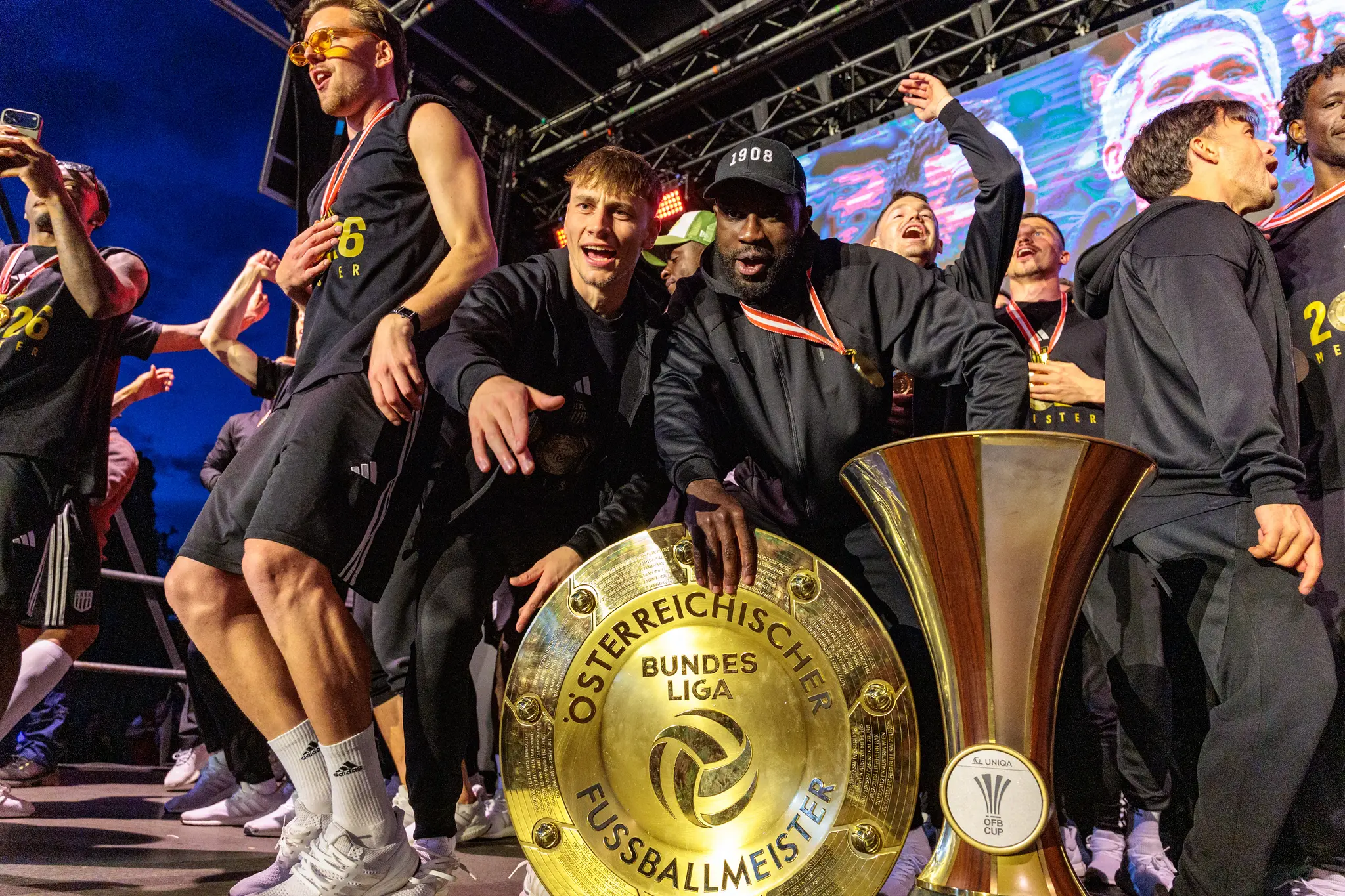 Der LASK präsentiert bei seiner historischen Meisterfeier in Linz den goldenen Meisterteller und den Pokal auf der Bühne