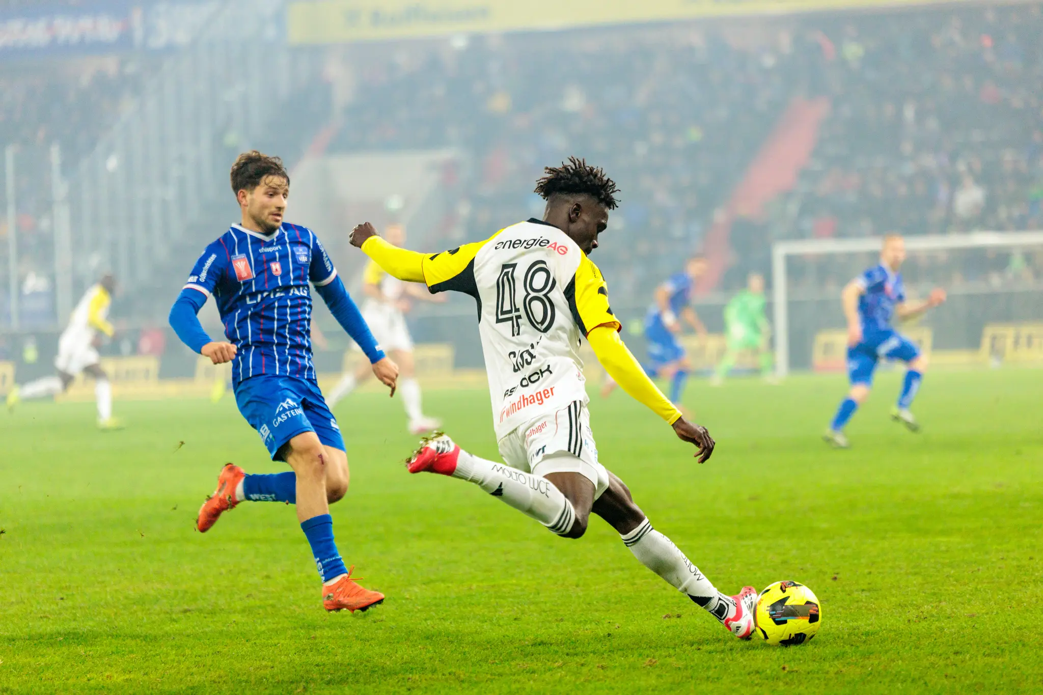 LASK-Profi Modou Keba Cisse zieht in einer dynamischen Schusssituation im ÖFB-Cup-Derby gegen Blau-Weiß Linz kraftvoll ab