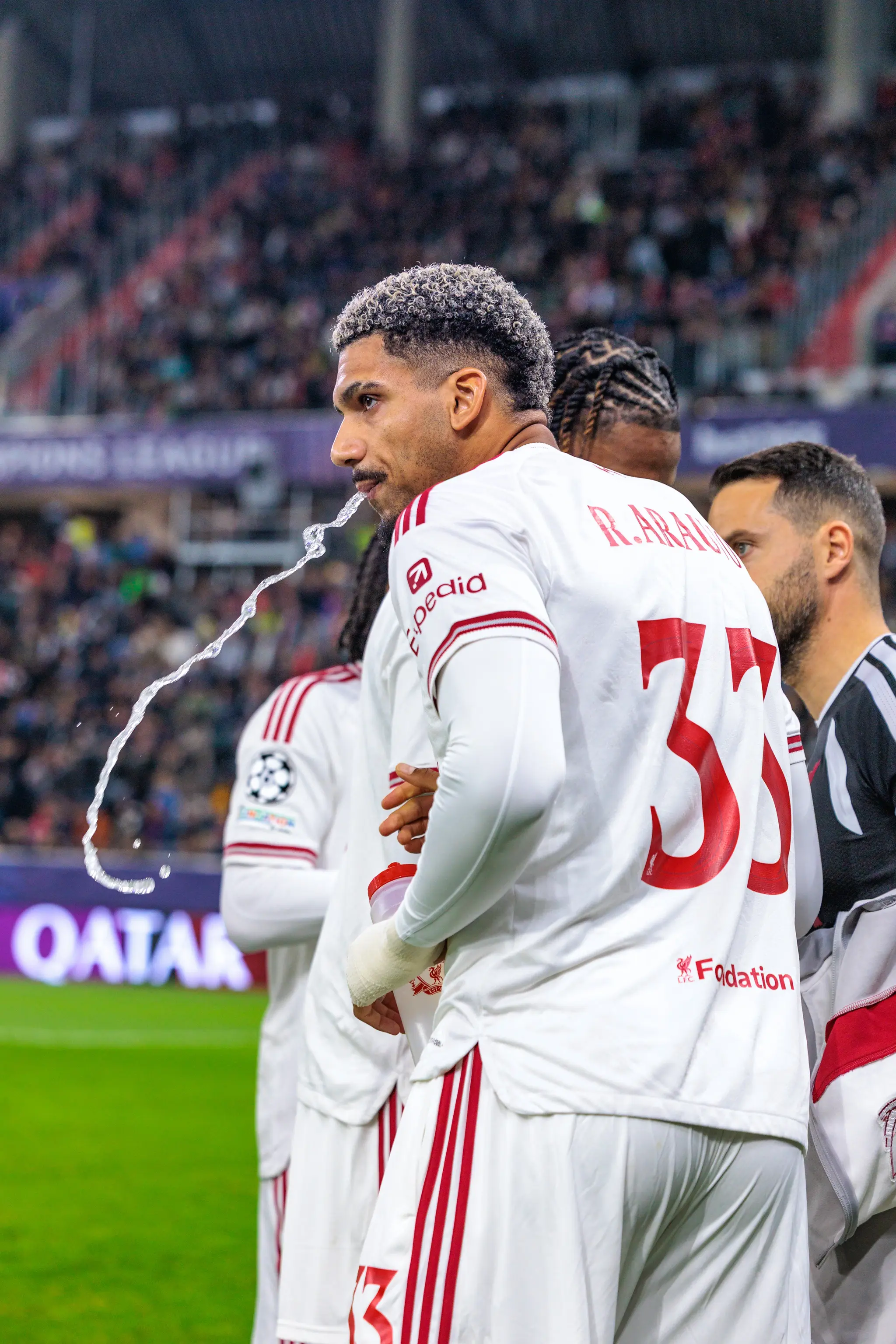 Liverpools Ronald Araújo (33) spuckt kurz vor dem Anpfiff Wasser aus dem Mund.