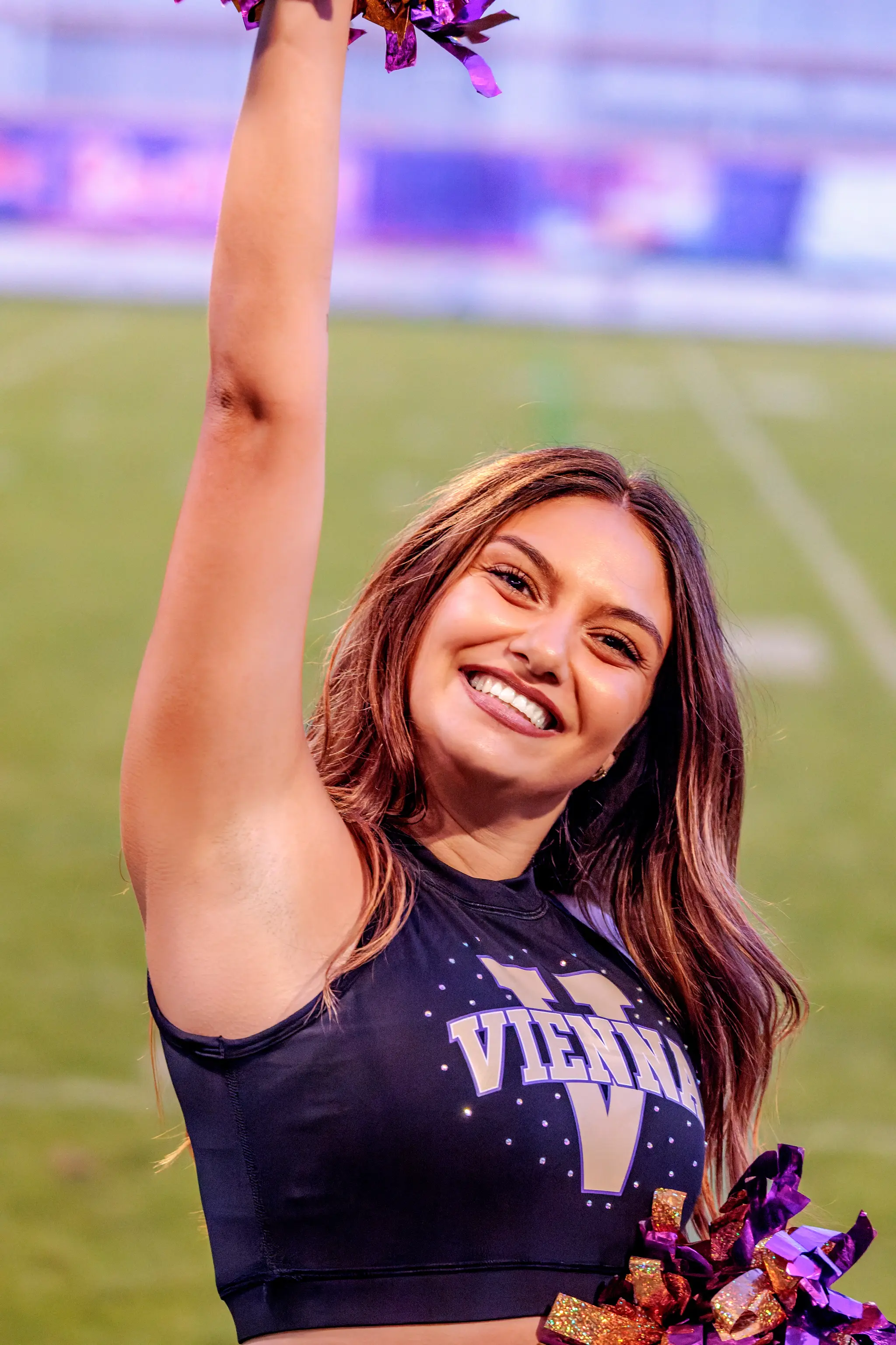Breites Grinsen, der Arm ganz oben: Eine Tänzerin des Vienna Vikings Spirit Squad reckt ihren violett-goldenen Pompom gen Himmel und streut gute Laune am Spielfeldrand.
