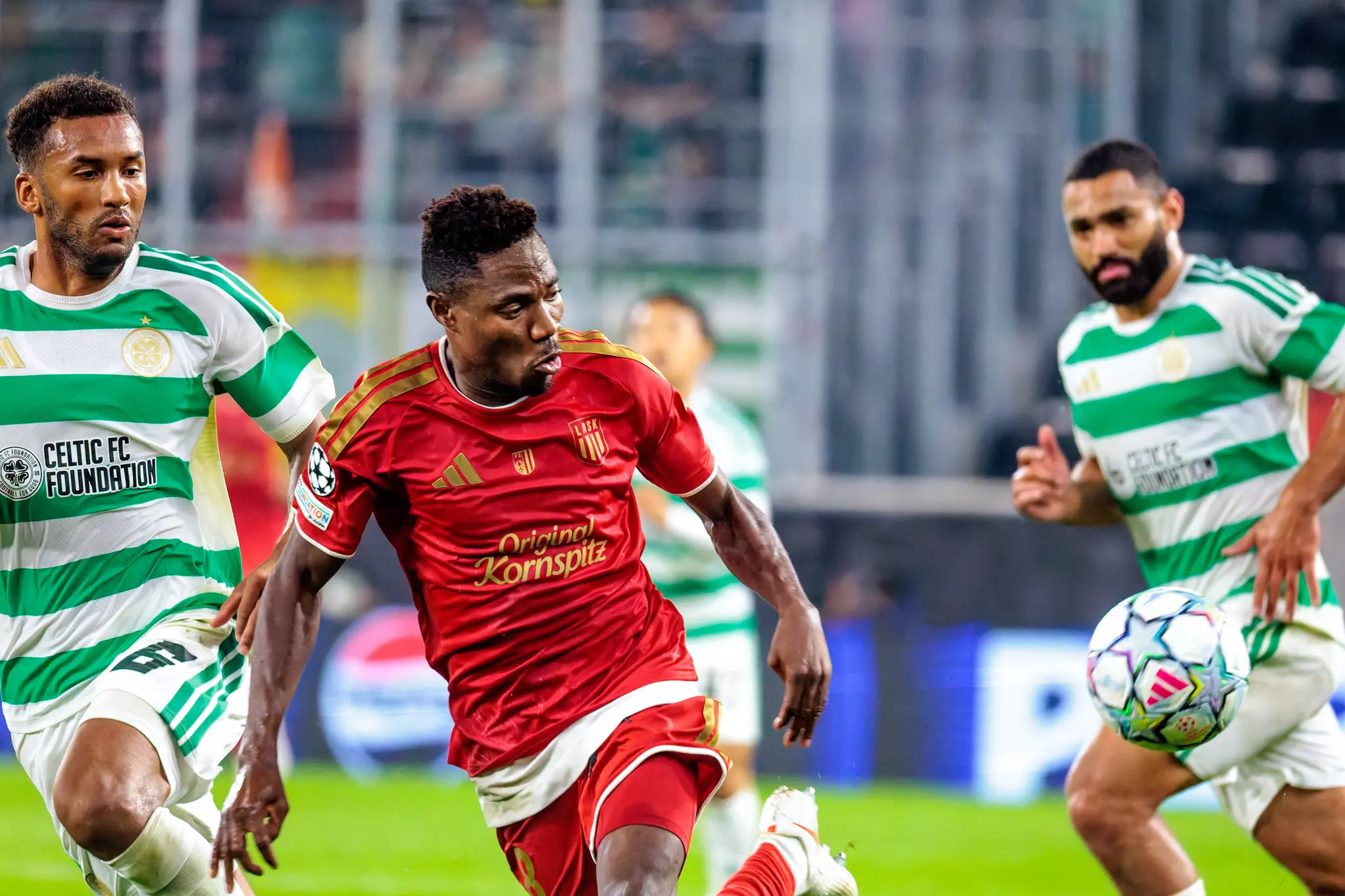 Zwischen zwei Bollwerken: LASKs Usor zwängt sich mit einem Spurt an Celtics Innenverteidigern Trusty und Carter-Vickers vorbei.