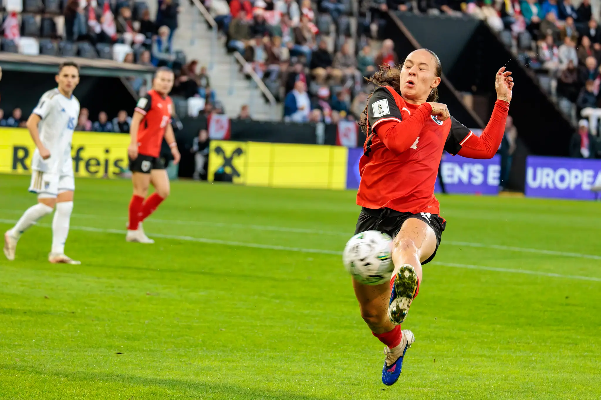 Valentina Pötzl (4) nimmt den Ball aus der Luft mit dem Fuß an.