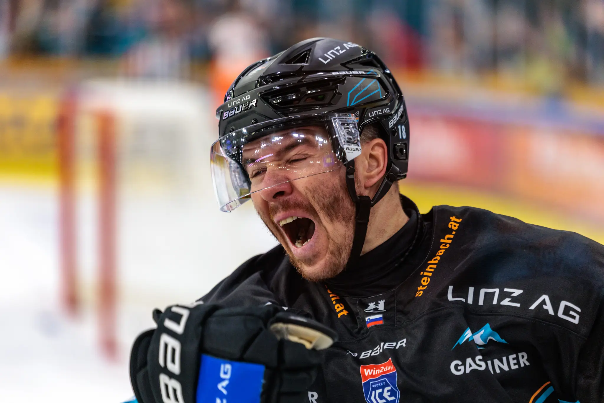 Emotionale Nahaufnahme des Eishockeyspielers Ken Ograjensek von den Black Wings Linz, der seinen Torerfolg mit einem lauten Schrei feiert