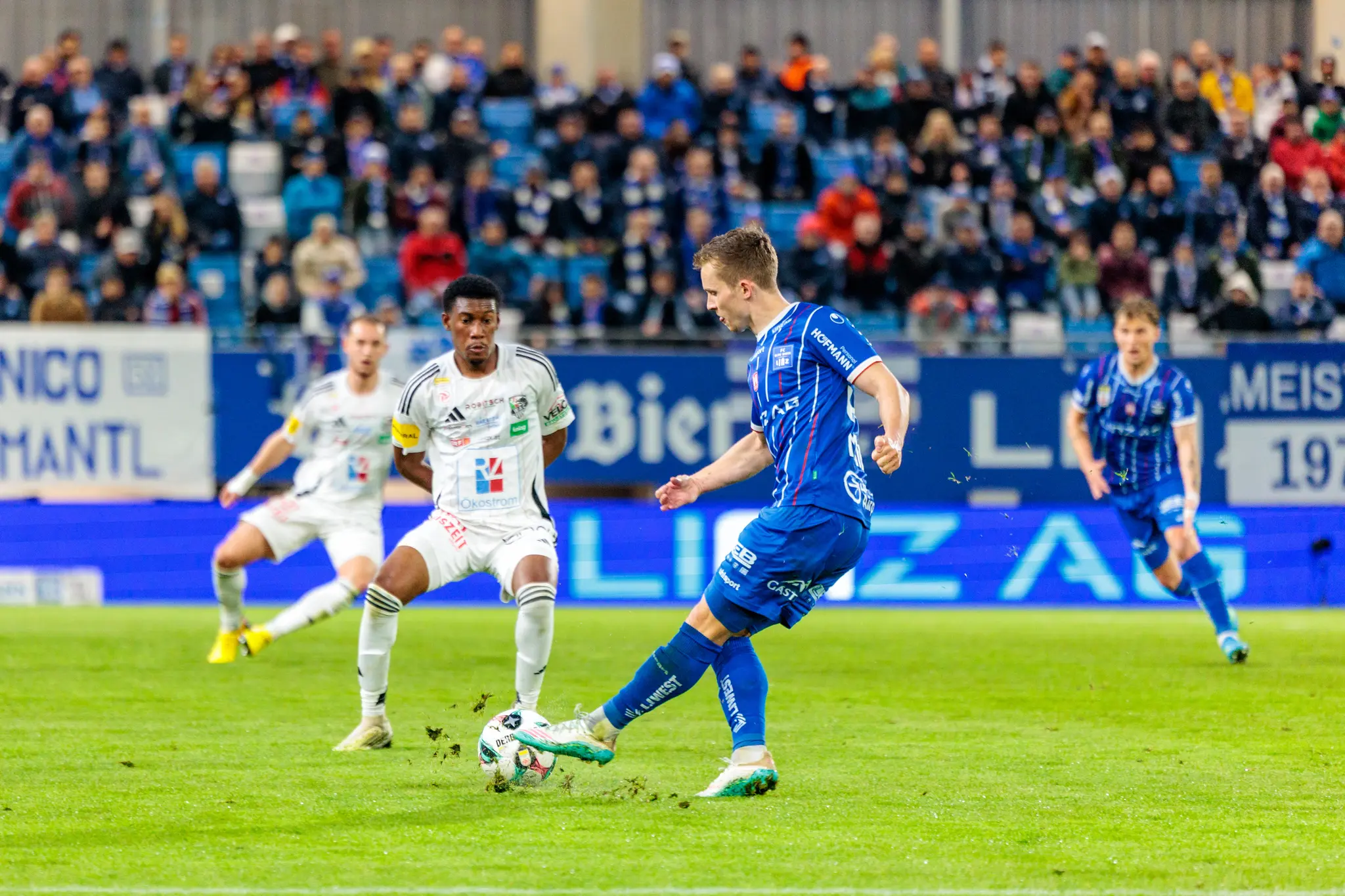 Ein Spieler von Blau-Weiß Linz führt ein Passspiel im Mittelfeld gegen den Wolfsberger AC aus