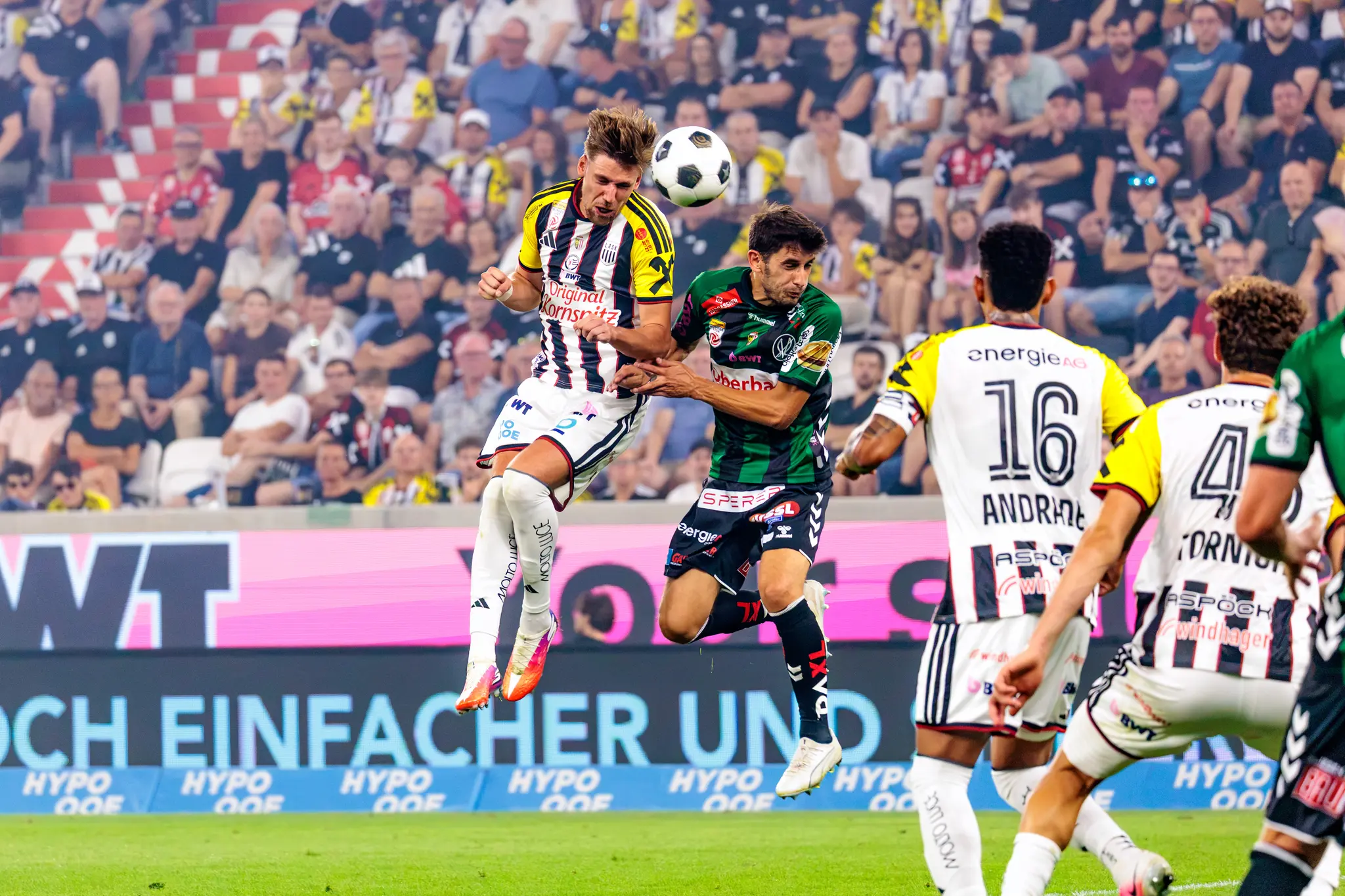 Die LASK-Spieler Andrade (Nr. 16) und Tornich (Nr. 43) sind erkennbar, stehen aber nicht im Fokus