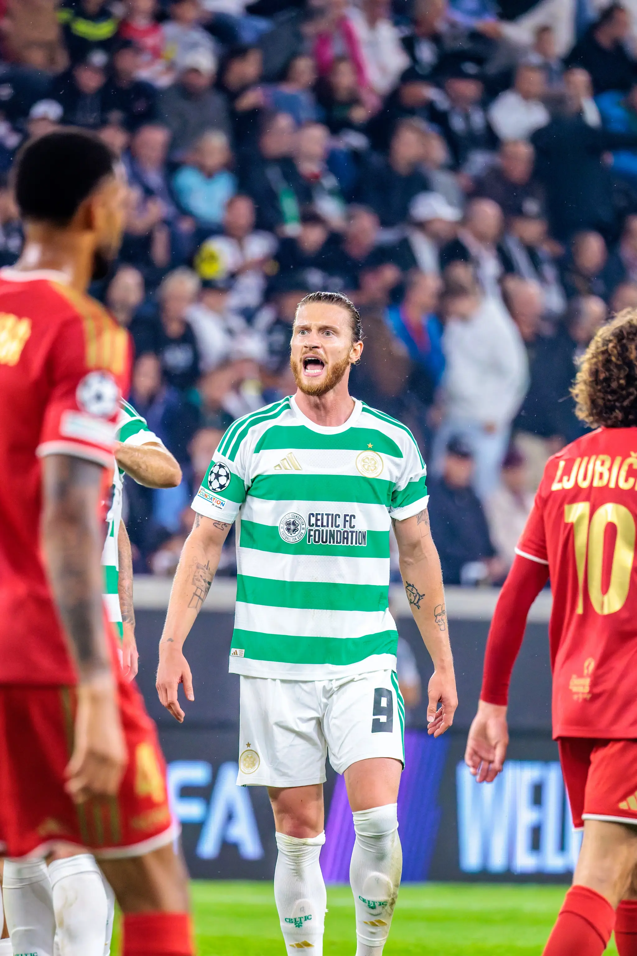 Gebrüll nach der Führung: Celtic-Stürmer Högh schreit seinen Adrenalin-Kick in den nassen Linzer Abend, LASKs Ljubicic zieht anerkennungslos an ihm vorbei.