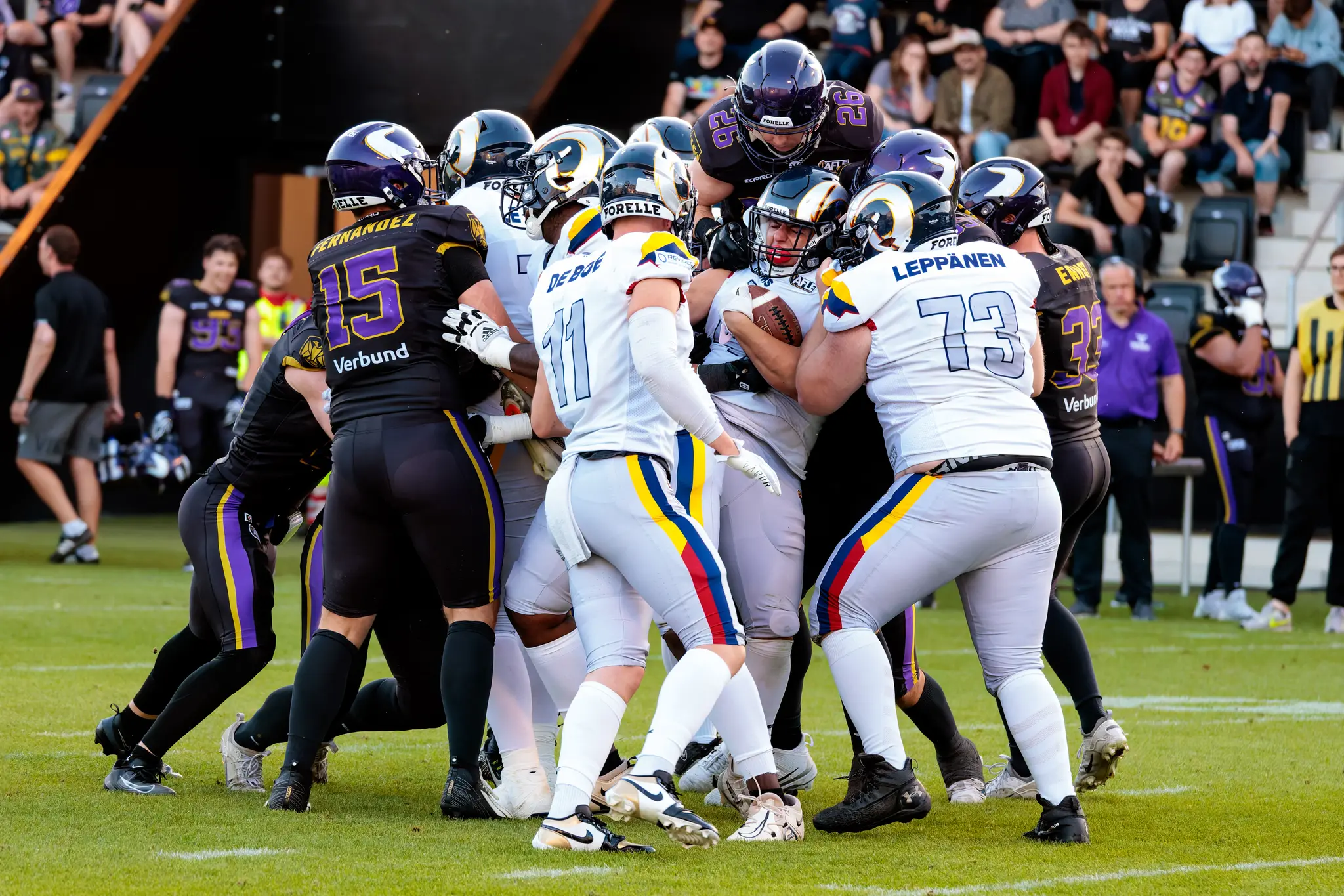 Actionreiche Szene beim AFLE-Spitzenspiel zwischen den Vienna Vikings und den Alpine Rams